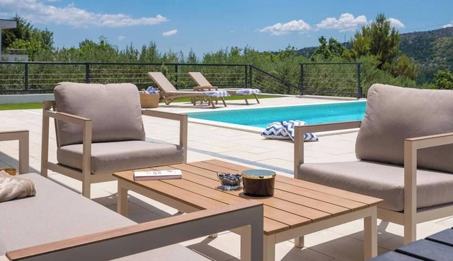 Villa Nacle with heated Pool near Omiš
