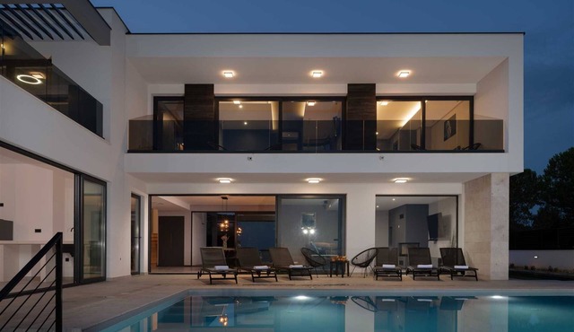 Villa Nino with padel court