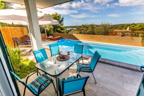 Villa NONO Jure - Private Pool & Jacuzzi, Milna Brač in Milna