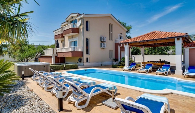 Villa Novi - Five Bedroom Villa, Sleeps 12