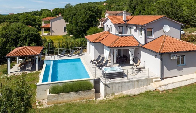 Villa Nubia with pool, close to Labin in Rasa