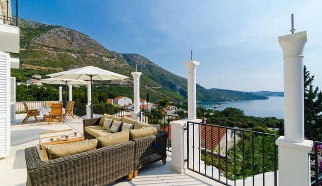 Villa Orlando - Five Bedroom Villa with Swimming Pool and Sea View in Plat