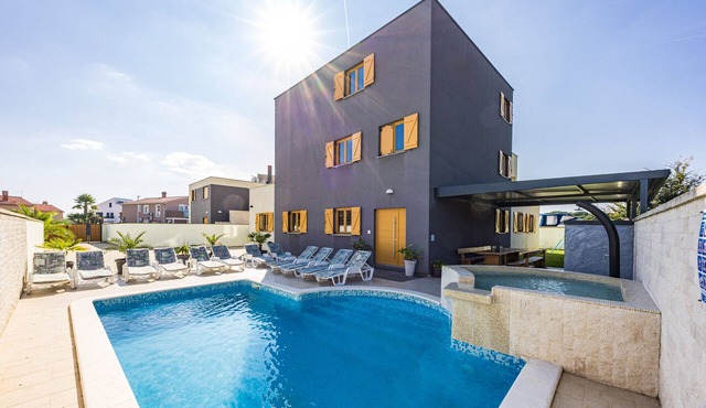 Villa Palatium for 14 people in Fažana with sauna & jacuzzi only 800 meters from the beach in Fažana