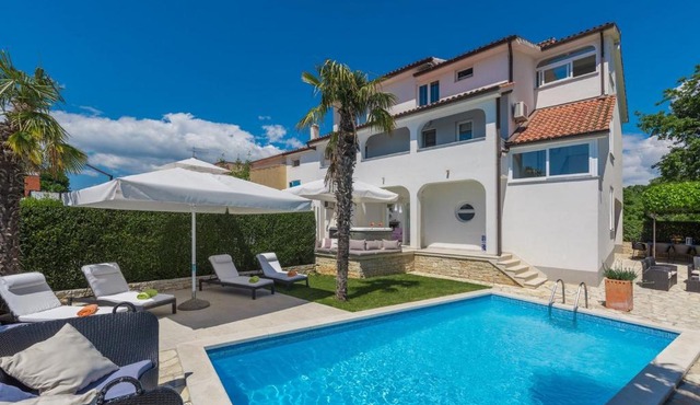 Villa Palma with pool and garden in Selina