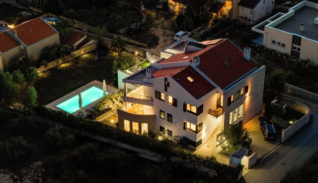 Villa Paradise in Zadar with 6 bedrooms, pool and gaming room