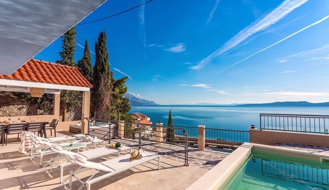 Villa Perla Blu with 4 bedrooms, heated pool, jacuzzi, 50m from beach