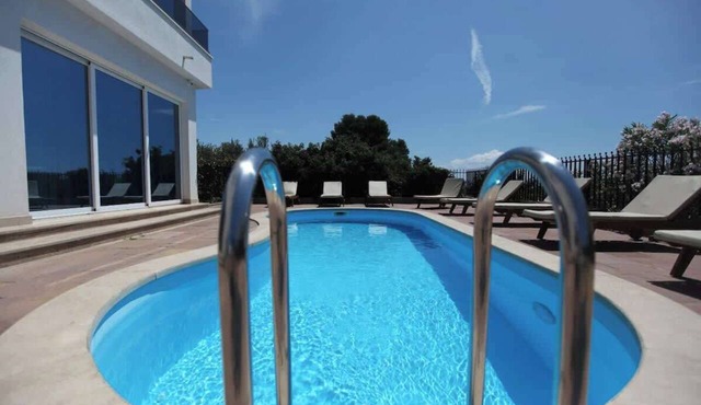 Villa PIA Luxurious Seaside Villa, Second Floor - Onsite pool, Private parking, Air conditioning in Okrug Gornji