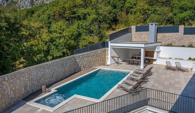 Villa Pietra Azzura with Pool