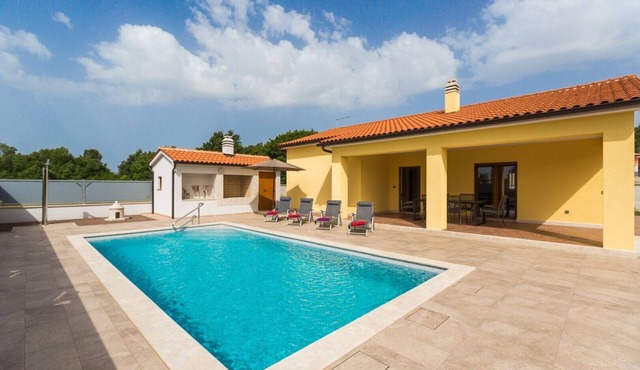 Villa Prenci with beautiful garden and private pool in Tinjan