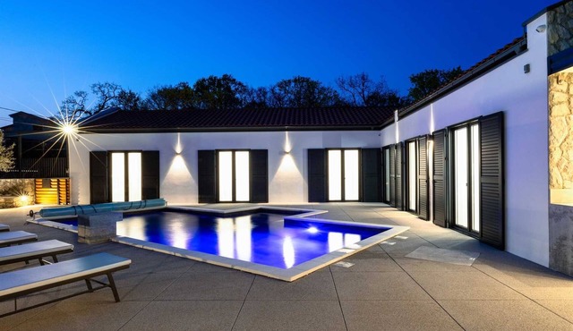 Villa Primus with heated pool & Jacuzzi