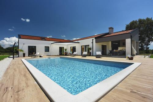 Villa Radola Residence only 3 km from beach for 6 people with private pool & large garden in Hrboki