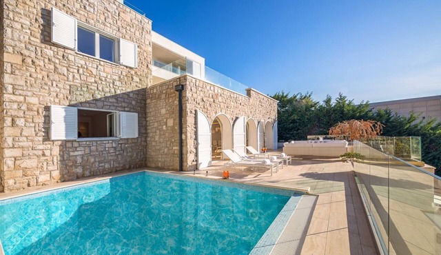 Villa Raja - Seven Bedroom Villa, Sleeps 14