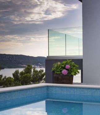 Villa Regina with heated pool and sea view