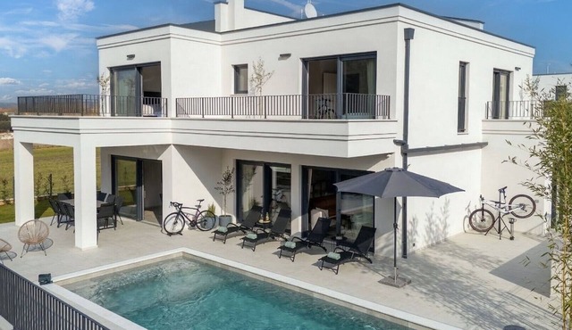 Villa Riata Luxury villa for up to 8 guests with a private pool, set in a peaceful and green environment near Poreč. in Nova Vas