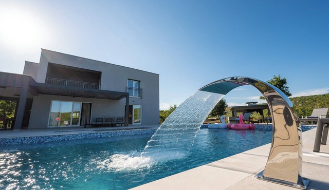 Villa River Rose with pool and jacuzzi near river