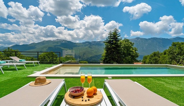 Villa Rose is a 4-bedroom villa with a heated pool 12km from Baška voda in Zagvozd