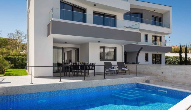 Villa Rova – Premium Apartment with private pool and sea view