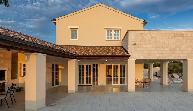 Villa Royal Stone with Pool in Jezera