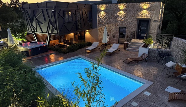Villa sa bazenom i jacuzzijem u Dalmatinskoj zagori na 20 min od Splita