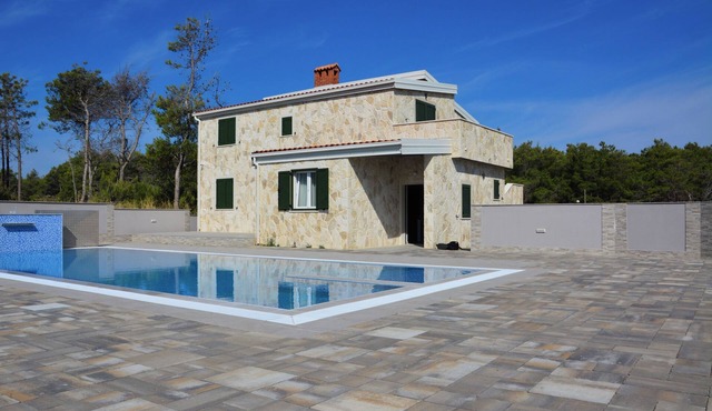 Villa Sana, on the beach with swimming pool in Vir
