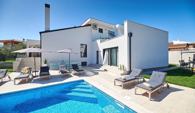 Villa Silver Sky with Pool in Umag