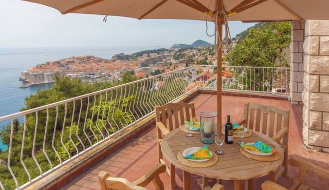 Villa Sofia -Amazing Views and 10-min walk to old town attraction and main beach in Dubrovnik
