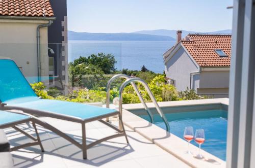 VILLA SOLIS LACUS modernes Apartment - privater beheizbarer Pool- Klimaanlage - private Parkplätze in Njivice