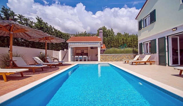Villa Stozak, private heated pool, cinema room and sauna, 7 km from beach