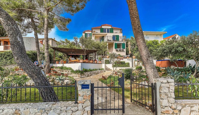 Villa Strmo - Trogir-Ciovo-waterfront villa, hot tub, boat, summer kitchen.