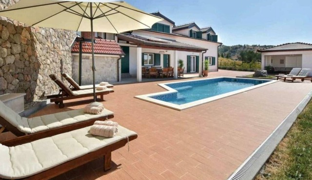 Villa Svilaja****