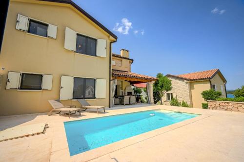 Villa T