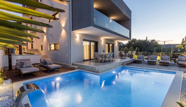 Villa Todo with heated pool and jacuzzi