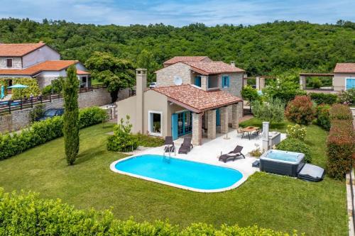 Villa Toscana for 6 people near Umag with private pool, jacuzzi & sea view - pet friendly in Vilanija