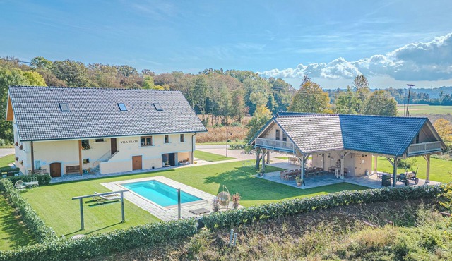 Villa Trate 2BR Apartment Globetka w/Pool, Ljutomer, Slovenia in Ljutomer