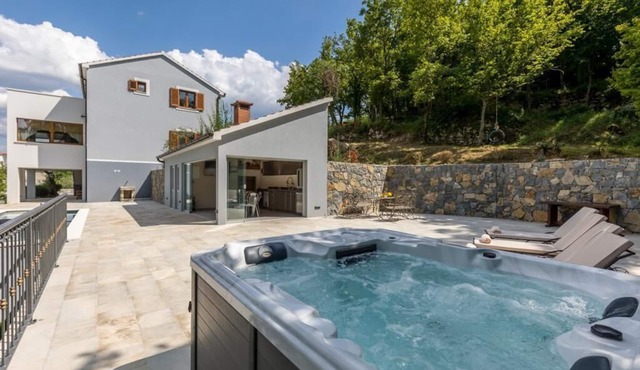 Villa u rusticnom stilu okružena šumom njegovanim vrtom za odmor, grijani bazen