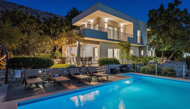 Villa UP with panoramic views of the sea, a heated 33 sqm Swimming pool, a Softub Whirlpool, Playground