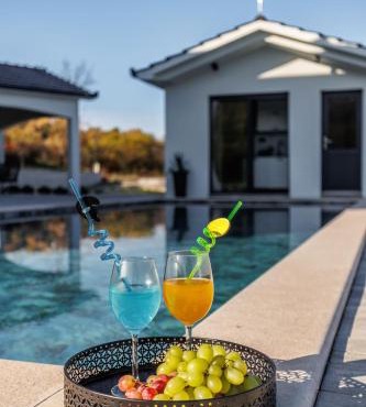 Villa Vilma-house with heated pool & garden