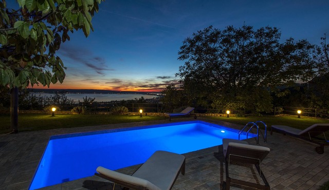 Villa Vrh Knježaka Beautifully decorated villa with heated pool in Kaštel Kambelovac