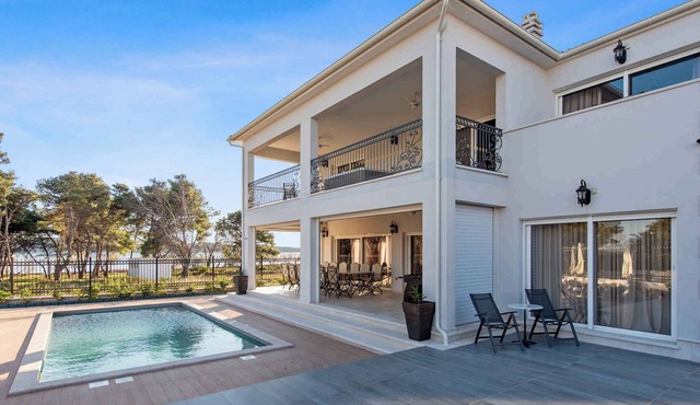 Villa with great facilities, sea views, pool and jacuzzi