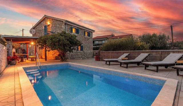 Villa with internet, washing machine and an outdoor pool