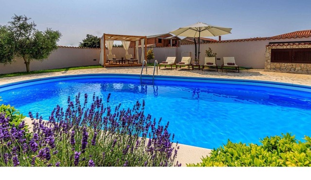Villa with large garden and pool, ideal for 8 people, only 10 minutes from Pula in Marcana