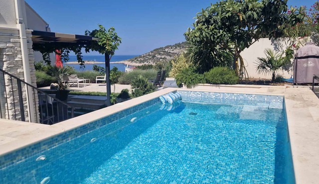 Villa with pool and air conditioning