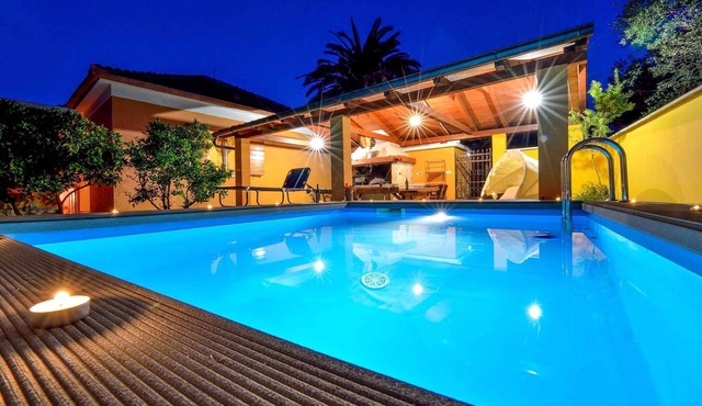 Villa with pool and air conditioning