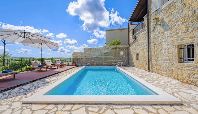 Villa WITH POOL AND GARDEN in Momjan