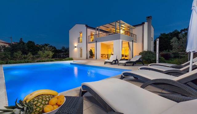 Villa with private pool, 600 m to the sea, 10 people, garden, free WiFi, parking in Pula