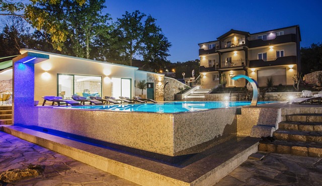 Villa with stunning underwater view, fenced private park