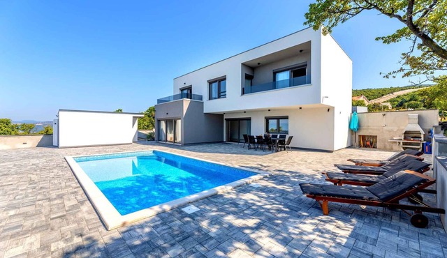 Villa with swimming pool in the quiet village of Smrika
