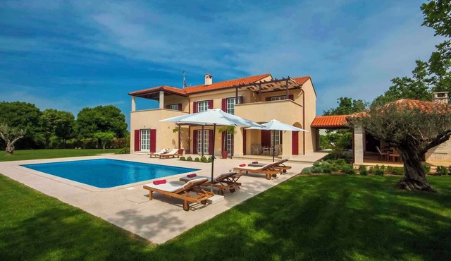 Villa with swimming pool and use of sports courts