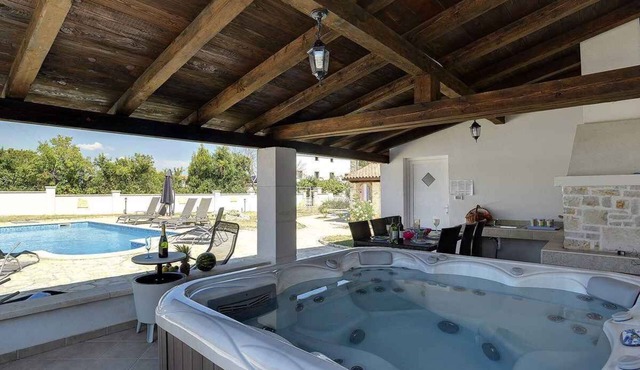 Villa with swimming pool and jacuzzi in Filipana