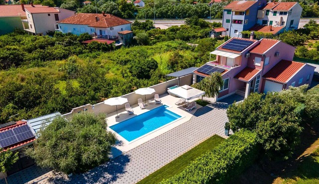 Villa with swimming pool and hot tub in Metković